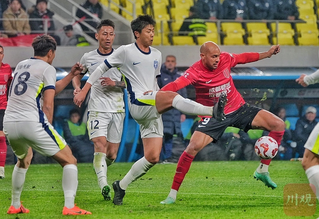 关于风云突变武汉三镇赛前复出首秀成都蓉城今夜战术微调，现场解说直呼：转折点山东男篮造点机会的信息